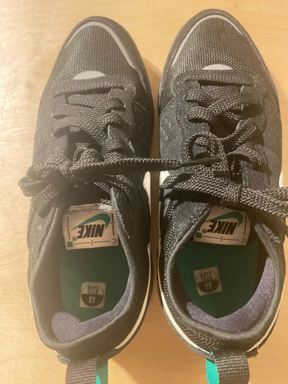 Nike Black Low-Top Lace-Up Sneakers with Subtle White Accents Boys Size 5Y (QY)